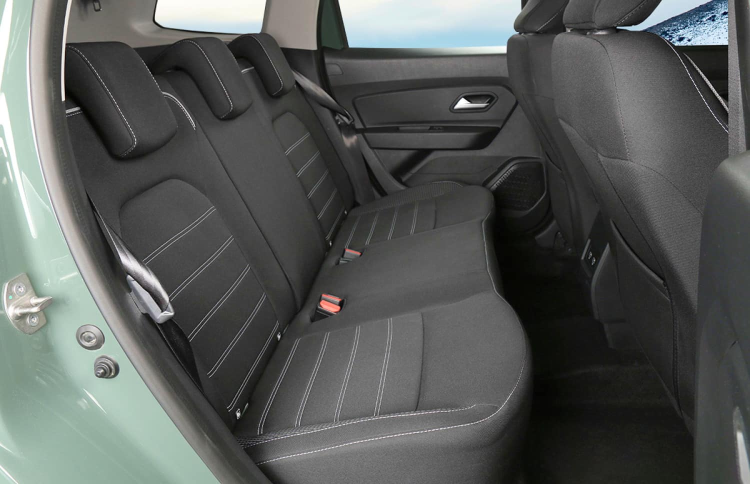 Dacia Jogger noire, boîte manuelle, 7 places avec GPS, USB et sièges chauffants, véhicule spacieux pour les voyages en groupe ou en famille en Islande.