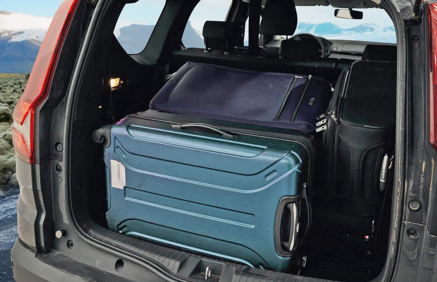 Dacia Jogger noire, boîte manuelle, 7 places avec GPS, USB et sièges chauffants, véhicule spacieux pour les voyages en groupe ou en famille en Islande.