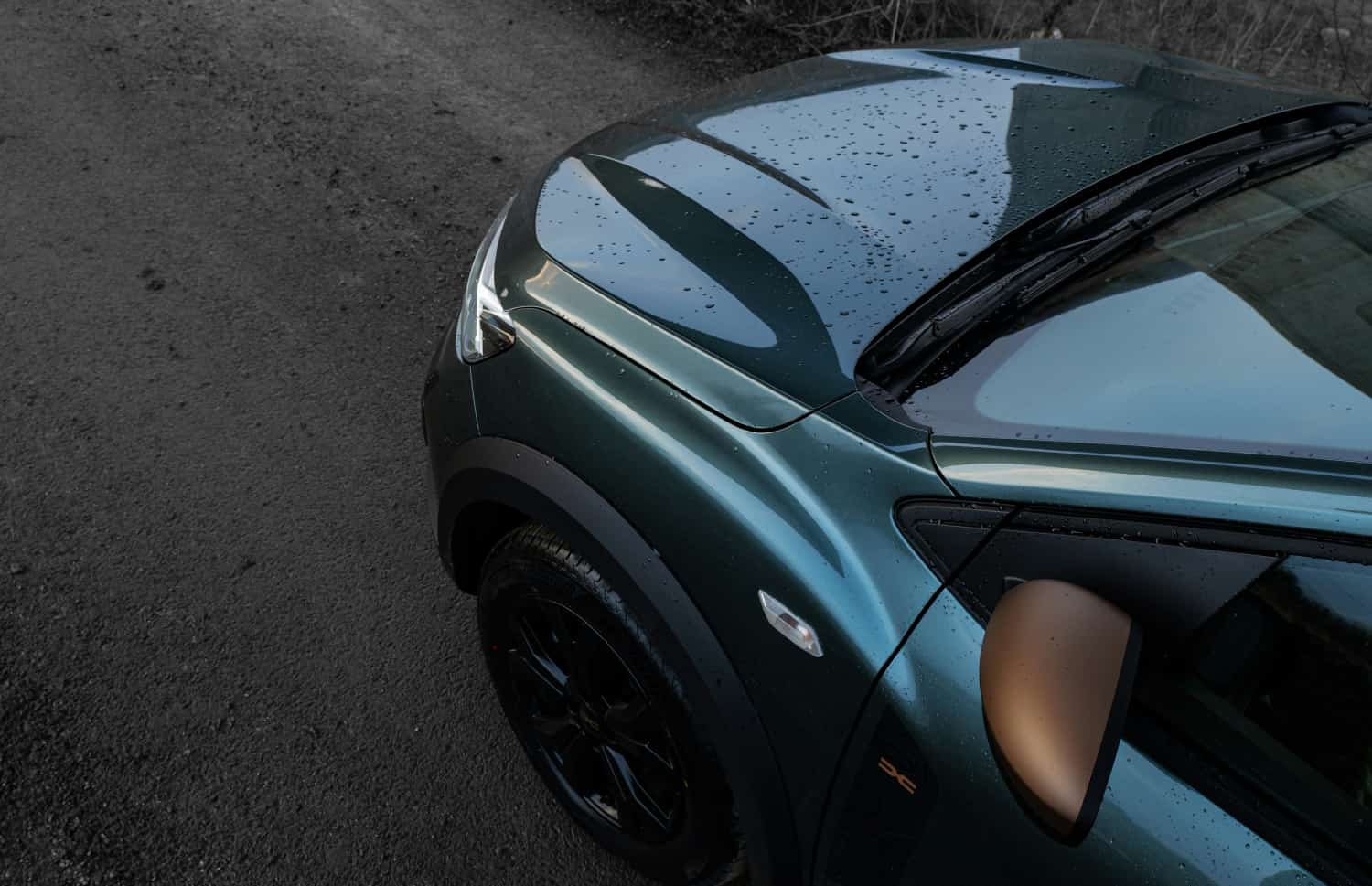 Dacia Jogger noire, boîte manuelle, 7 places avec GPS, USB et sièges chauffants, véhicule spacieux pour les voyages en groupe ou en famille en Islande.