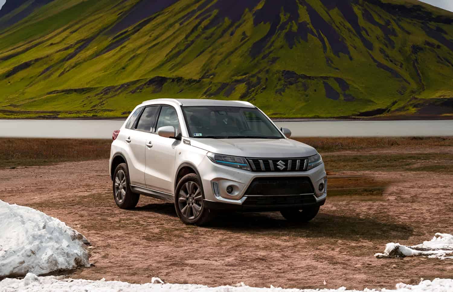 Suzuki Vitara MT. Ce robuste véhicule de location 4x4 offre une expérience de conduite idéale sur les routes en gravier et les pistes F difficiles en Islande, avec une période de location minimale.