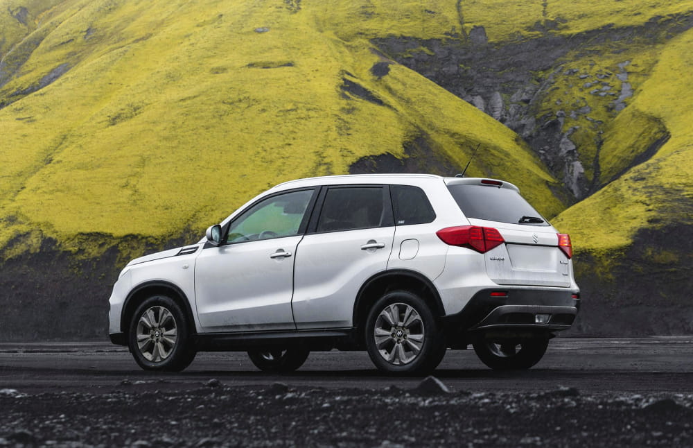 Suzuki Vitara MT. Ce robuste véhicule de location 4x4 offre une expérience de conduite idéale sur les routes en gravier et les pistes F difficiles en Islande, avec une période de location minimale.