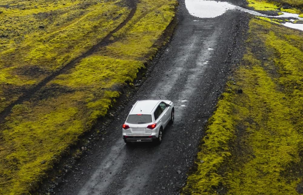 Suzuki Vitara MT. Ce robuste véhicule de location 4x4 offre une expérience de conduite idéale sur les routes en gravier et les pistes F difficiles en Islande, avec une période de location minimale.