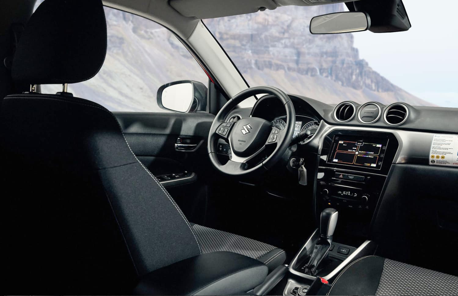 Suzuki Vitara MT. Ce robuste véhicule de location 4x4 offre une expérience de conduite idéale sur les routes en gravier et les pistes F difficiles en Islande, avec une période de location minimale.