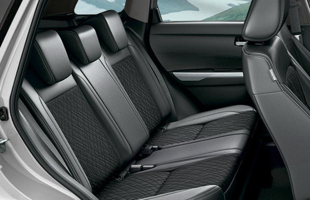 Suzuki Vitara MT. Ce robuste véhicule de location 4x4 offre une expérience de conduite idéale sur les routes en gravier et les pistes F difficiles en Islande, avec une période de location minimale.