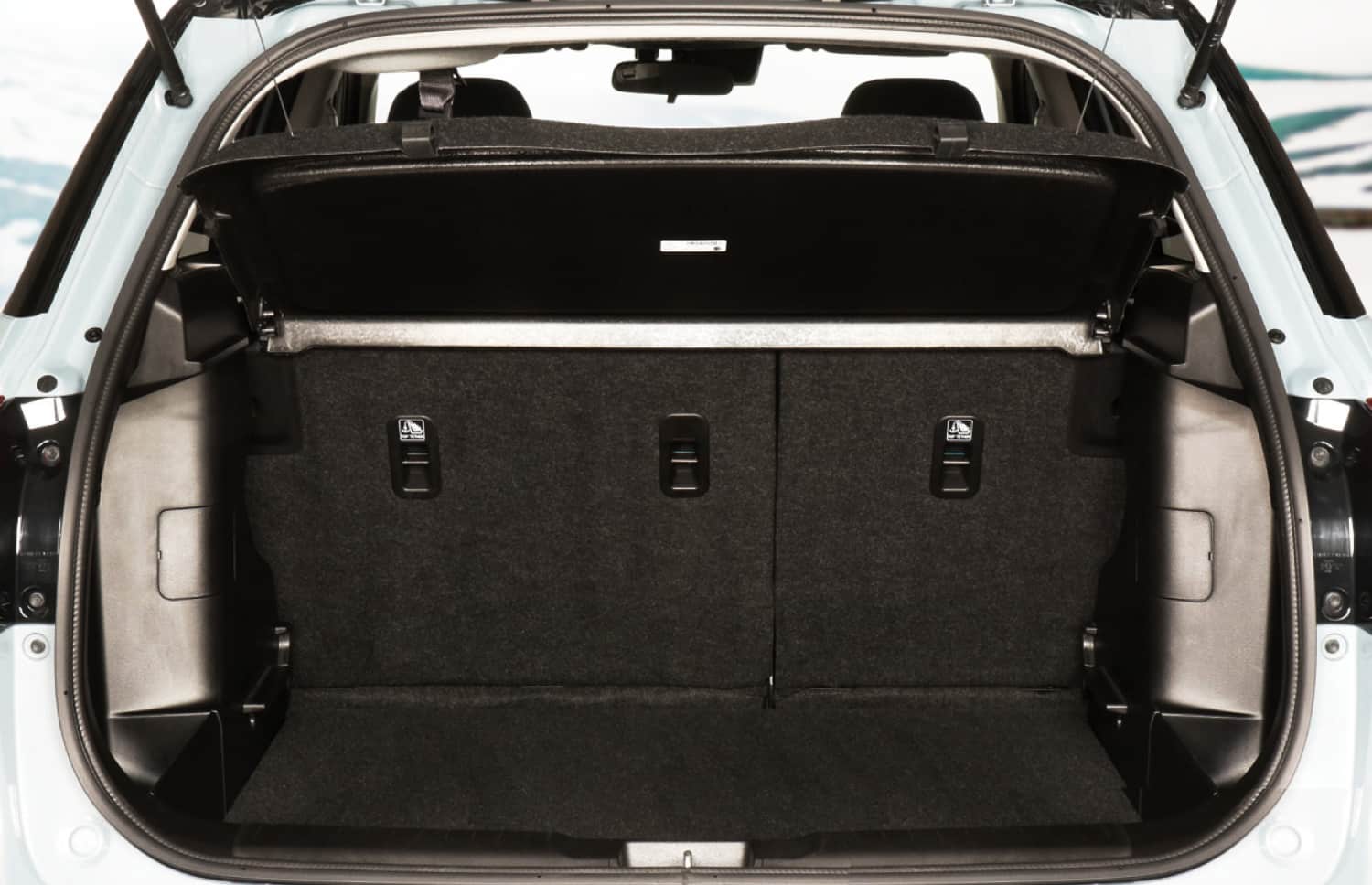 Suzuki Vitara MT. Ce robuste véhicule de location 4x4 offre une expérience de conduite idéale sur les routes en gravier et les pistes F difficiles en Islande, avec une période de location minimale.