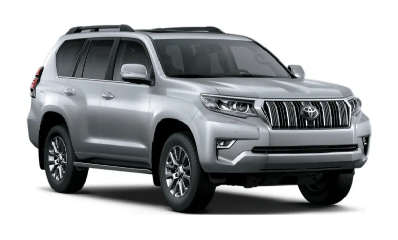 Toyota Land Cruiser 150. Un excellent choix de location 4x4 en Islande, conçu pour affronter les pistes F, les routes des hautes terres et les terrains en gravier difficiles, avec transmission intégrale et kilométrage illimité.