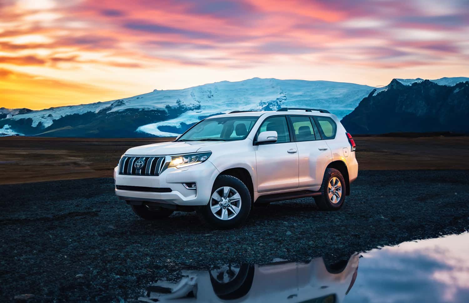 Toyota Land Cruiser 150. Un excellent choix de location 4x4 en Islande, conçu pour affronter les pistes F, les routes des hautes terres et les terrains en gravier difficiles, avec transmission intégrale et kilométrage illimité.