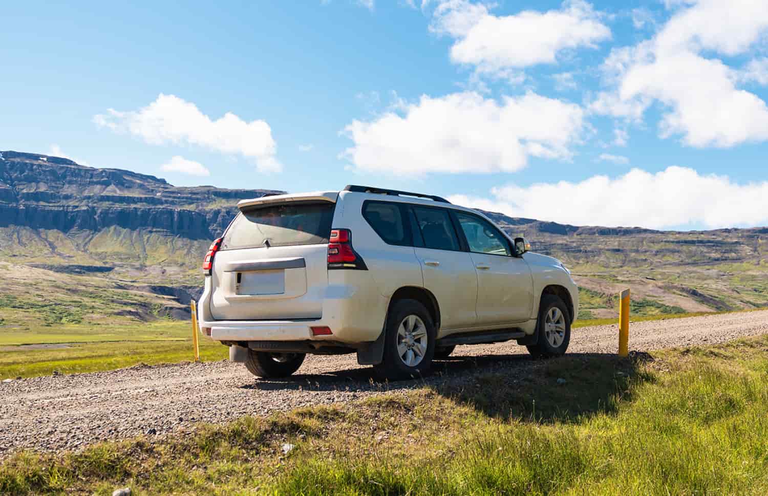 Toyota Land Cruiser 150. Un excellent choix de location 4x4 en Islande, conçu pour affronter les pistes F, les routes des hautes terres et les terrains en gravier difficiles, avec transmission intégrale et kilométrage illimité.