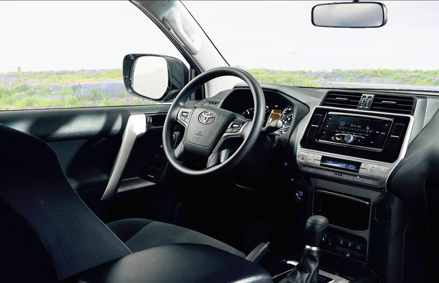 Toyota Land Cruiser 150. Un excellent choix de location 4x4 en Islande, conçu pour affronter les pistes F, les routes des hautes terres et les terrains en gravier difficiles, avec transmission intégrale et kilométrage illimité.