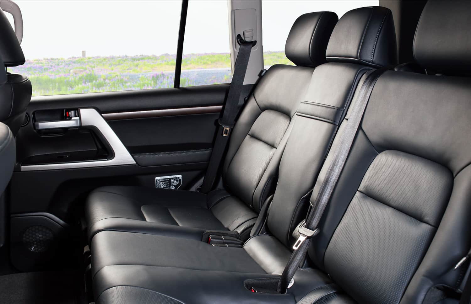 Toyota Land Cruiser 150. Un excellent choix de location 4x4 en Islande, conçu pour affronter les pistes F, les routes des hautes terres et les terrains en gravier difficiles, avec transmission intégrale et kilométrage illimité.