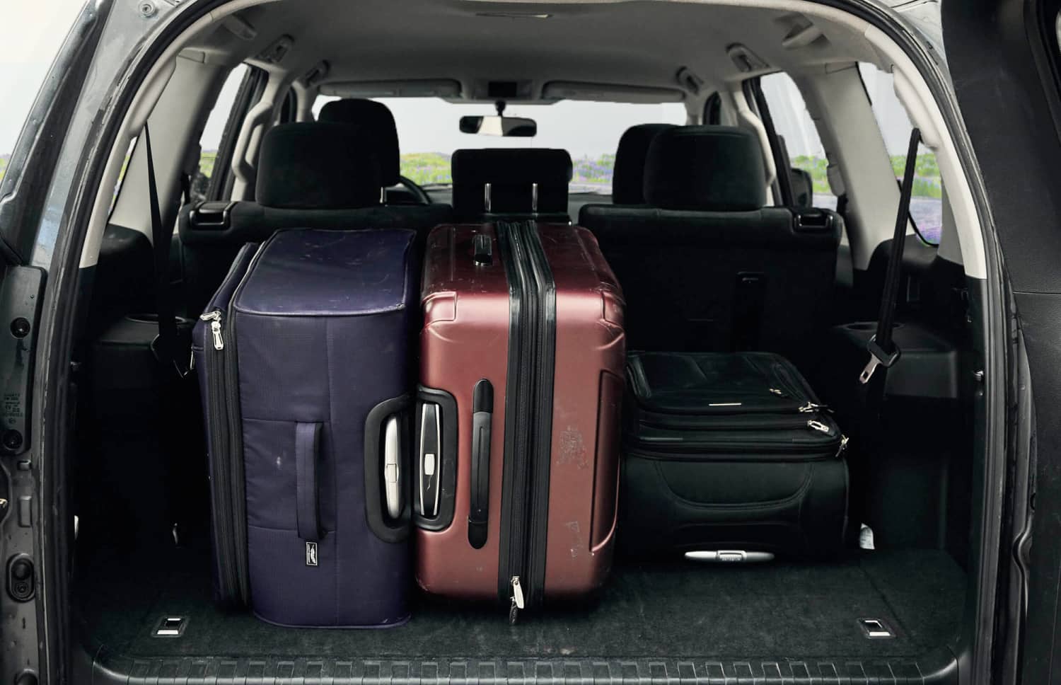 Toyota Land Cruiser 150. Un excellent choix de location 4x4 en Islande, conçu pour affronter les pistes F, les routes des hautes terres et les terrains en gravier difficiles, avec transmission intégrale et kilométrage illimité.