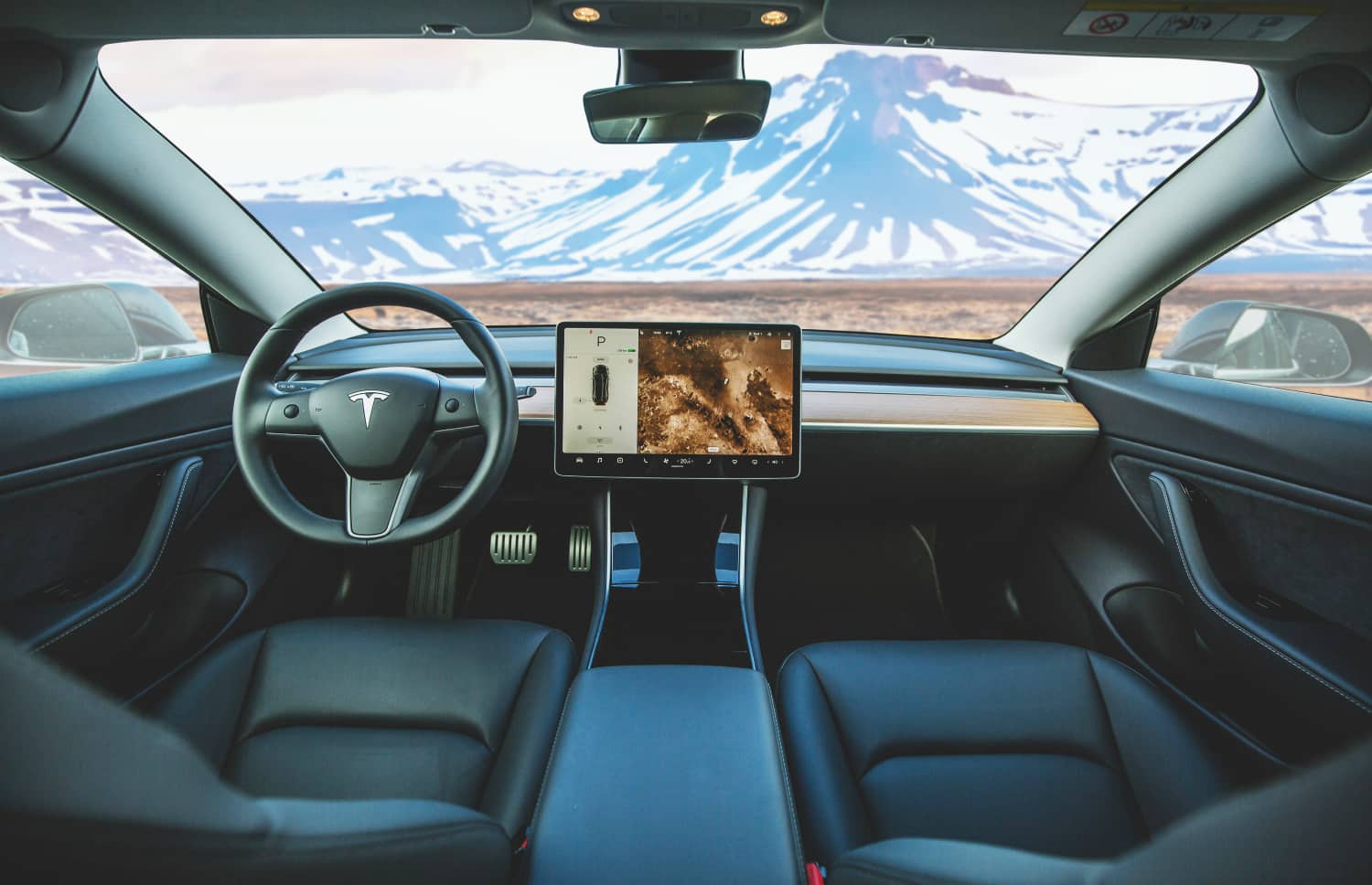 Tesla Model 3 blanche, berline électrique avec boîte automatique, GPS, caméra de recul, sièges chauffants et 5 places pour voyager en Islande.