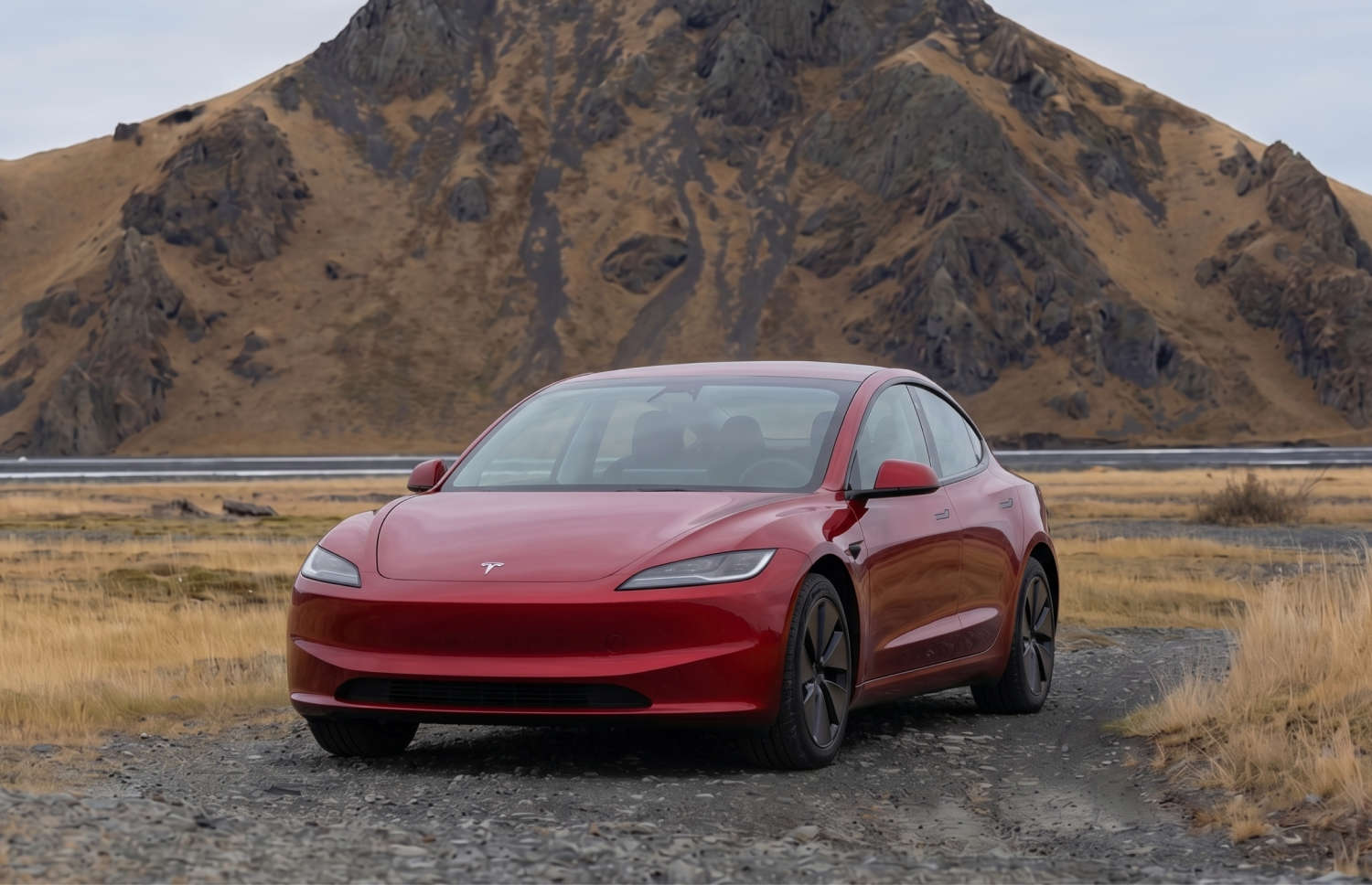 Tesla Model 3 blanche, berline électrique avec boîte automatique, GPS, caméra de recul, sièges chauffants et 5 places pour voyager en Islande.