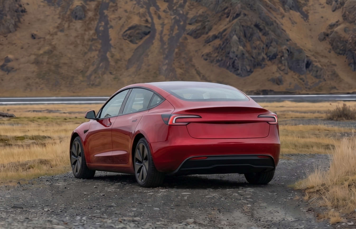 Tesla Model 3 blanche, berline électrique avec boîte automatique, GPS, caméra de recul, sièges chauffants et 5 places pour voyager en Islande.