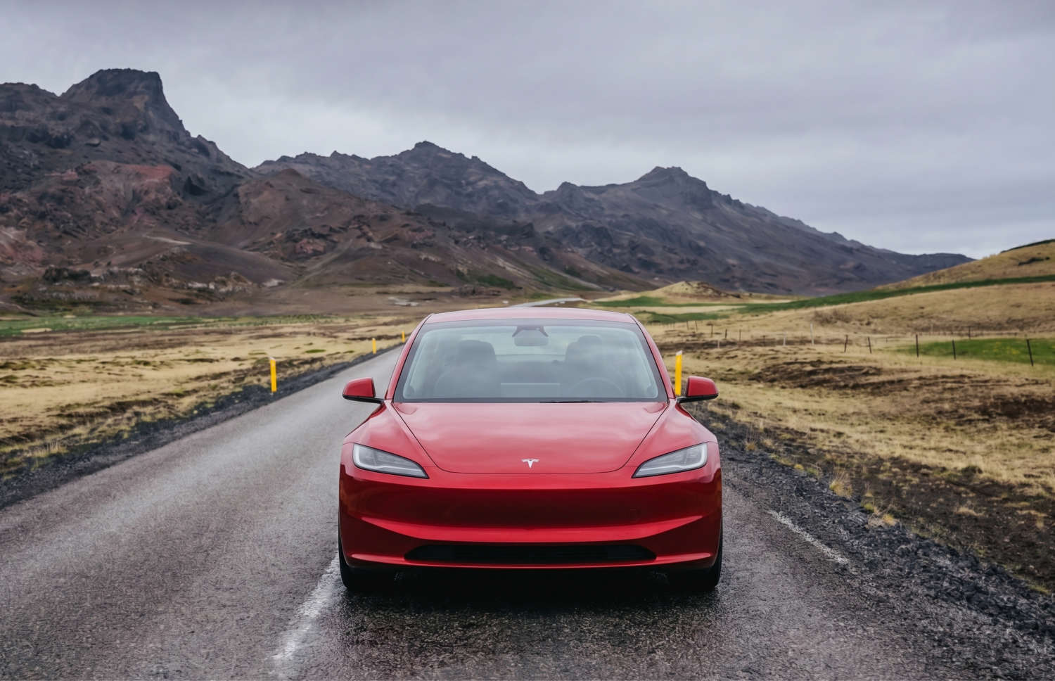Tesla Model 3 blanche, berline électrique avec boîte automatique, GPS, caméra de recul, sièges chauffants et 5 places pour voyager en Islande.