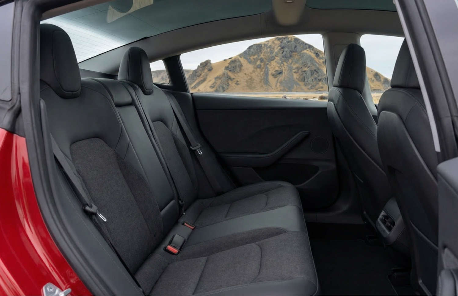 Tesla Model 3 blanche, berline électrique avec boîte automatique, GPS, caméra de recul, sièges chauffants et 5 places pour voyager en Islande.