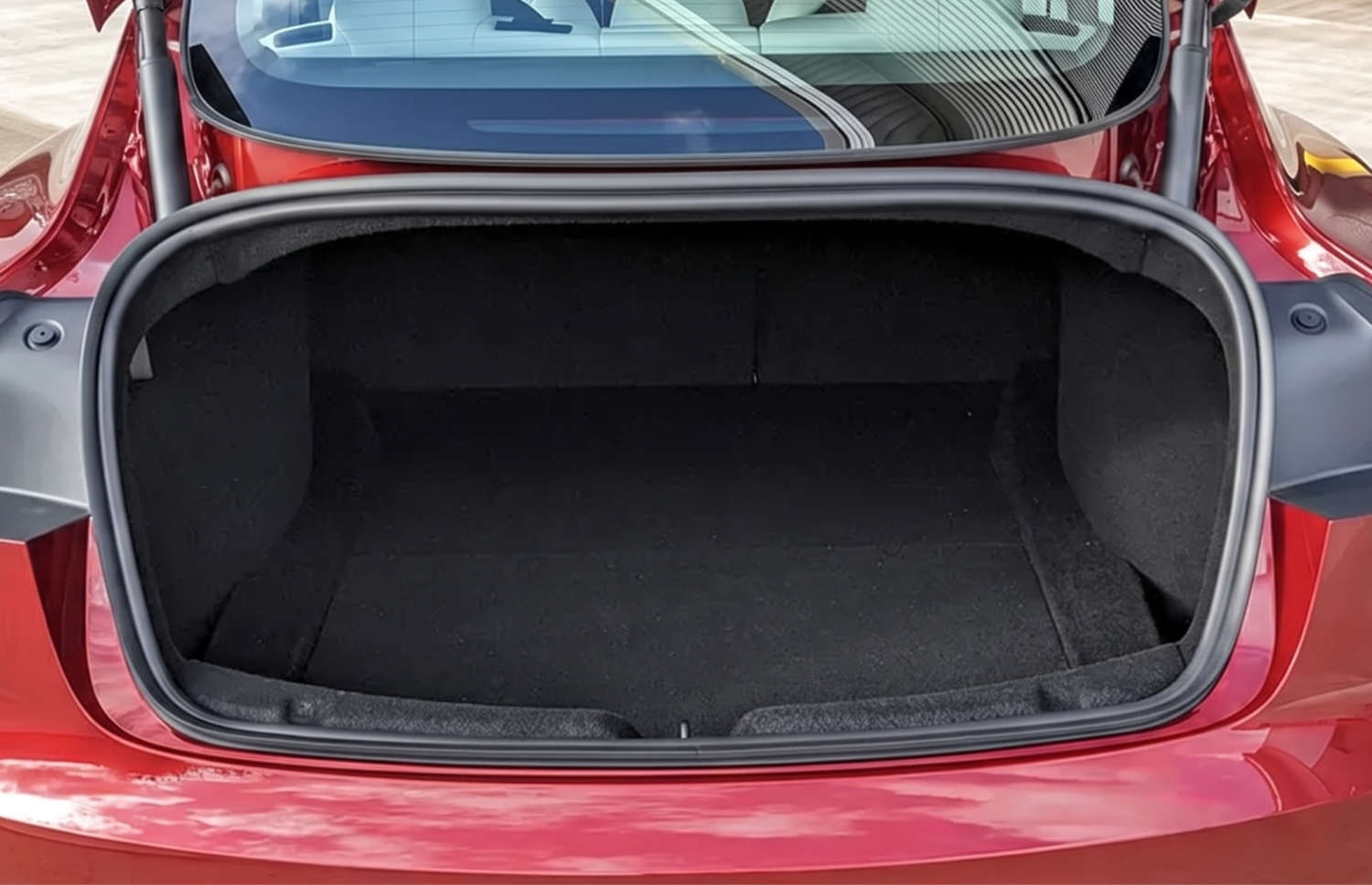 Tesla Model 3 blanche, berline électrique avec boîte automatique, GPS, caméra de recul, sièges chauffants et 5 places pour voyager en Islande.