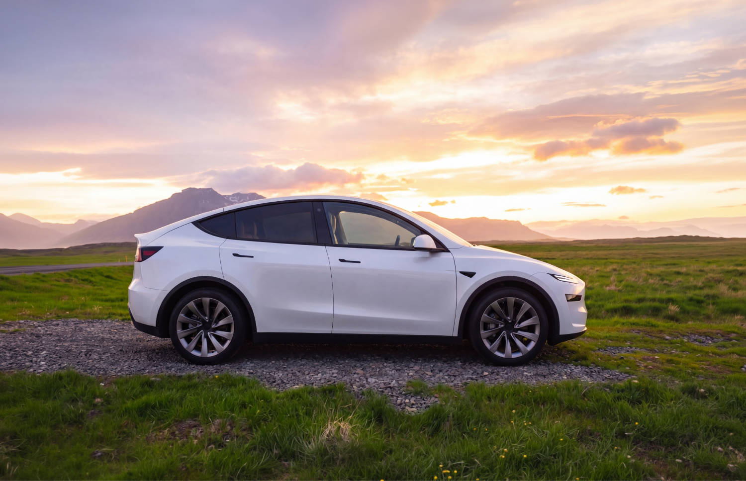 Tesla Model Y bleu, SUV électrique avec boîte automatique, GPS, caméra de recul, sièges chauffants et espace pour 5 passagers et 2 bagages en Islande.