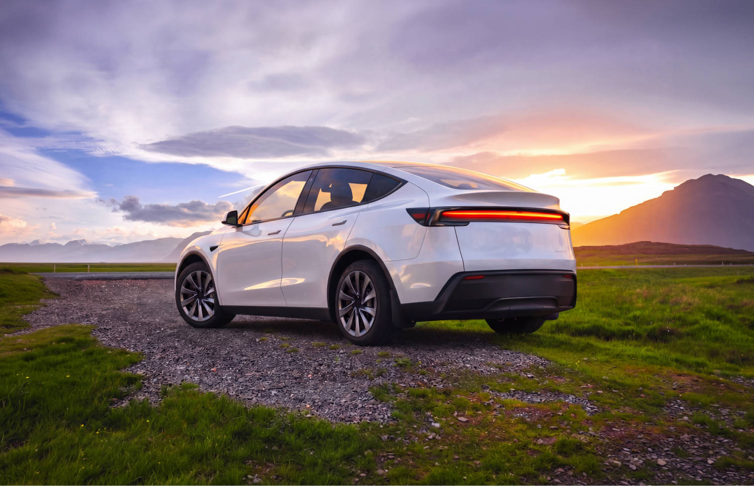 Tesla Model Y bleu, SUV électrique avec boîte automatique, GPS, caméra de recul, sièges chauffants et espace pour 5 passagers et 2 bagages en Islande.