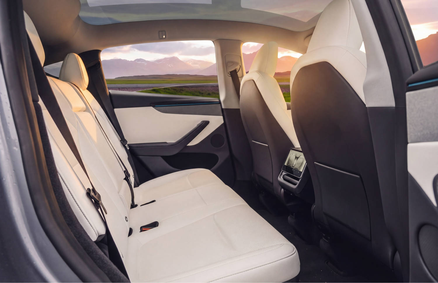 Tesla Model Y bleu, SUV électrique avec boîte automatique, GPS, caméra de recul, sièges chauffants et espace pour 5 passagers et 2 bagages en Islande.