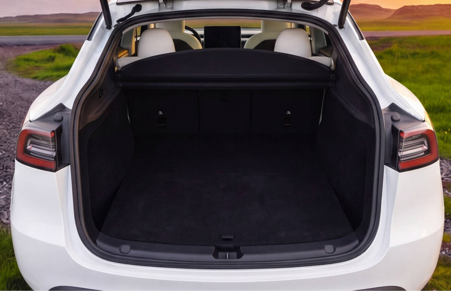 Tesla Model Y bleu, SUV électrique avec boîte automatique, GPS, caméra de recul, sièges chauffants et espace pour 5 passagers et 2 bagages en Islande.