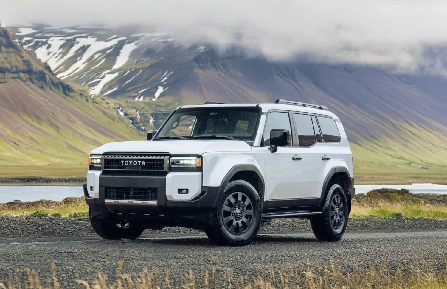 Toyota Land Cruiser 250 blanc, SUV 4x4 avec boîte automatique, 7 places, chargeur USB, Bluetooth et sièges chauffants, idéal pour les aventures tout-terrain en Islande.