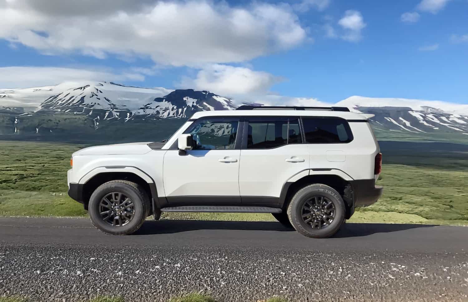 Toyota Land Cruiser 250 blanc, SUV 4x4 avec boîte automatique, 7 places, chargeur USB, Bluetooth et sièges chauffants, idéal pour les aventures tout-terrain en Islande.
