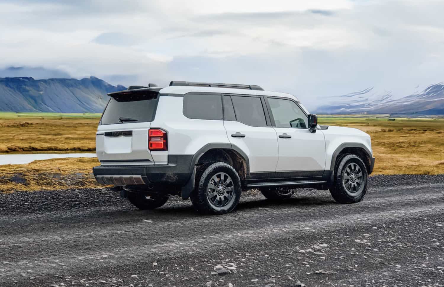 Toyota Land Cruiser 250 blanc, SUV 4x4 avec boîte automatique, 7 places, chargeur USB, Bluetooth et sièges chauffants, idéal pour les aventures tout-terrain en Islande.