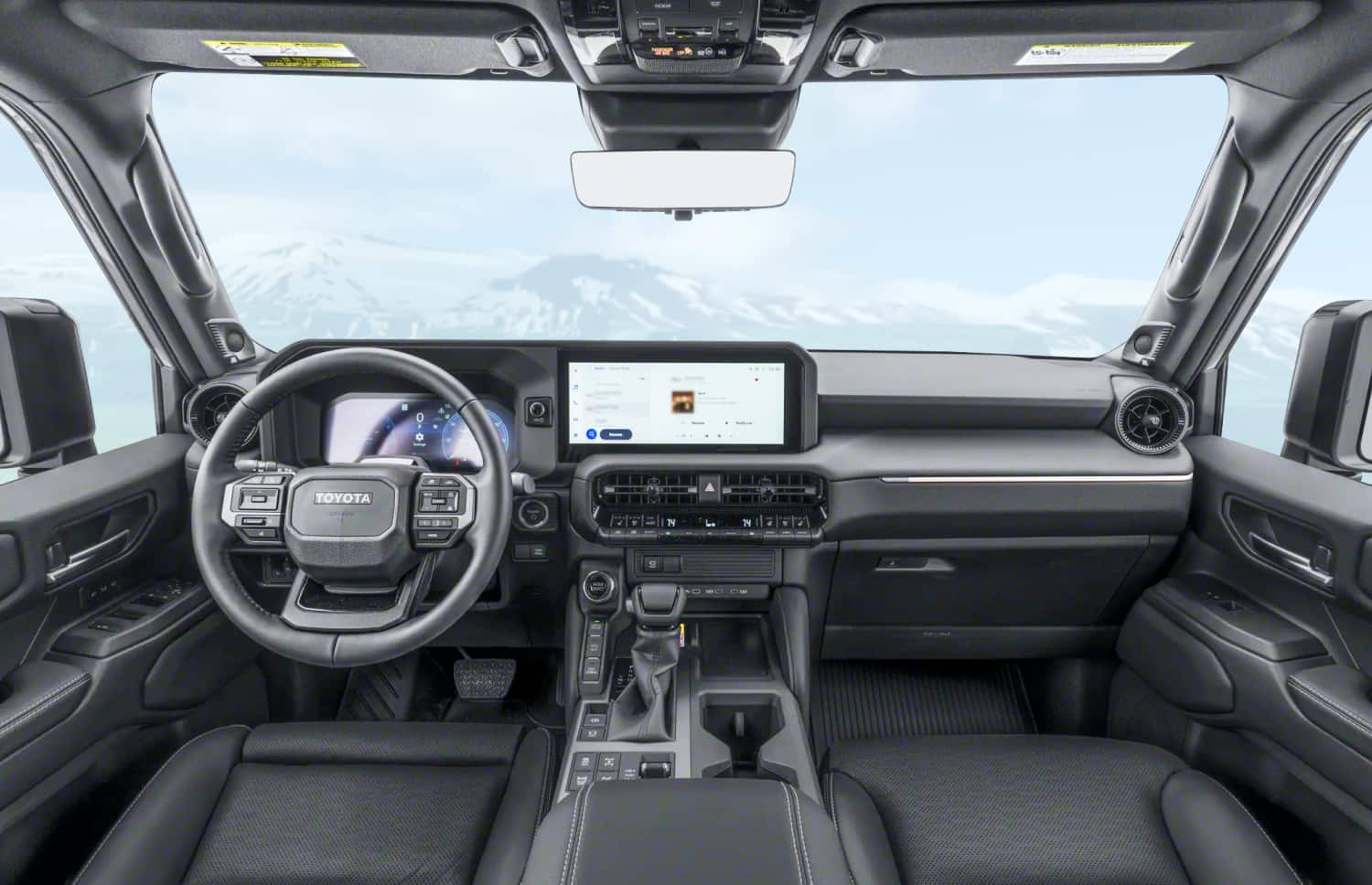 Toyota Land Cruiser 250 blanc, SUV 4x4 avec boîte automatique, 7 places, chargeur USB, Bluetooth et sièges chauffants, idéal pour les aventures tout-terrain en Islande.