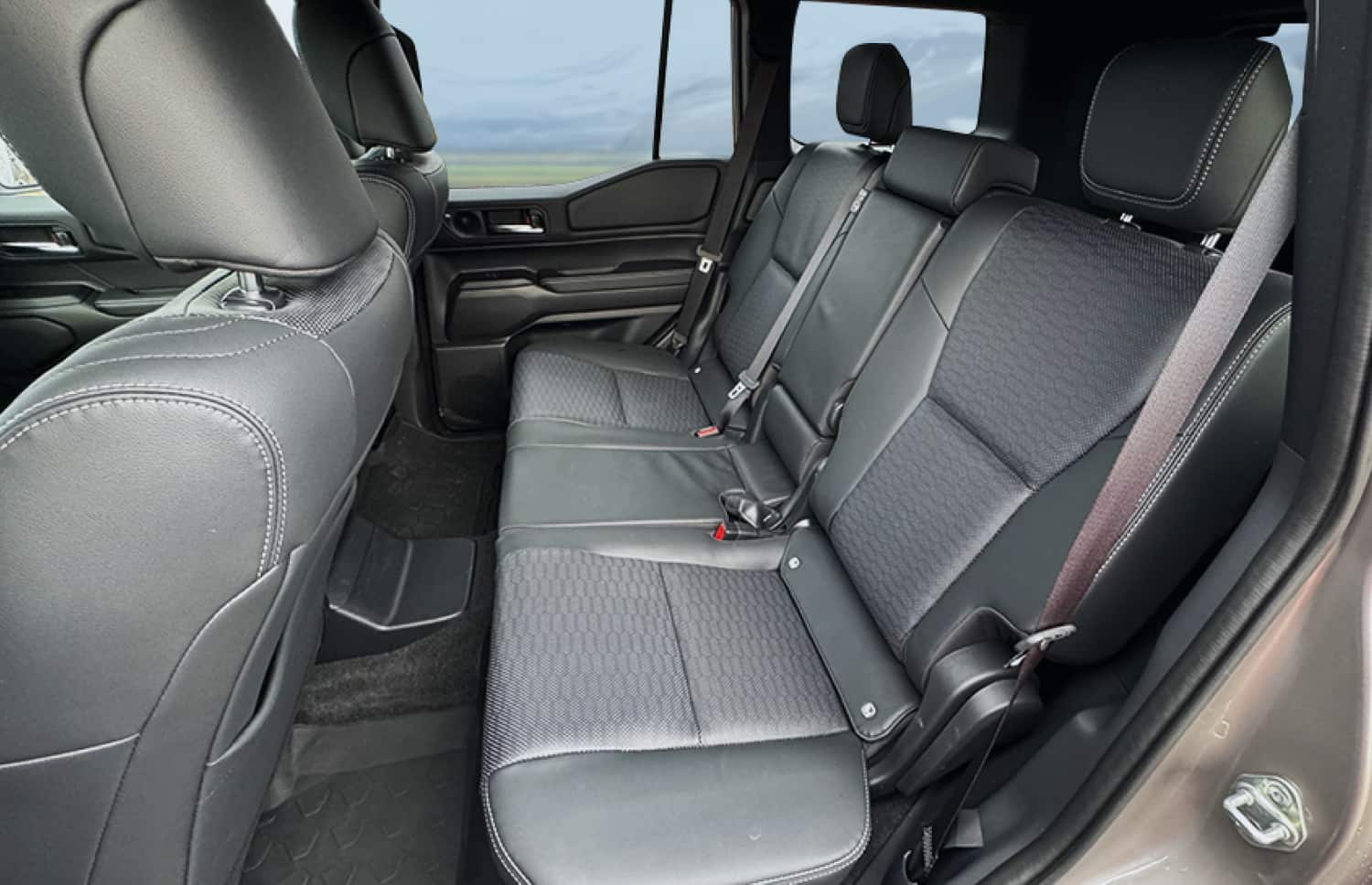 Toyota Land Cruiser 250 blanc, SUV 4x4 avec boîte automatique, 7 places, chargeur USB, Bluetooth et sièges chauffants, idéal pour les aventures tout-terrain en Islande.