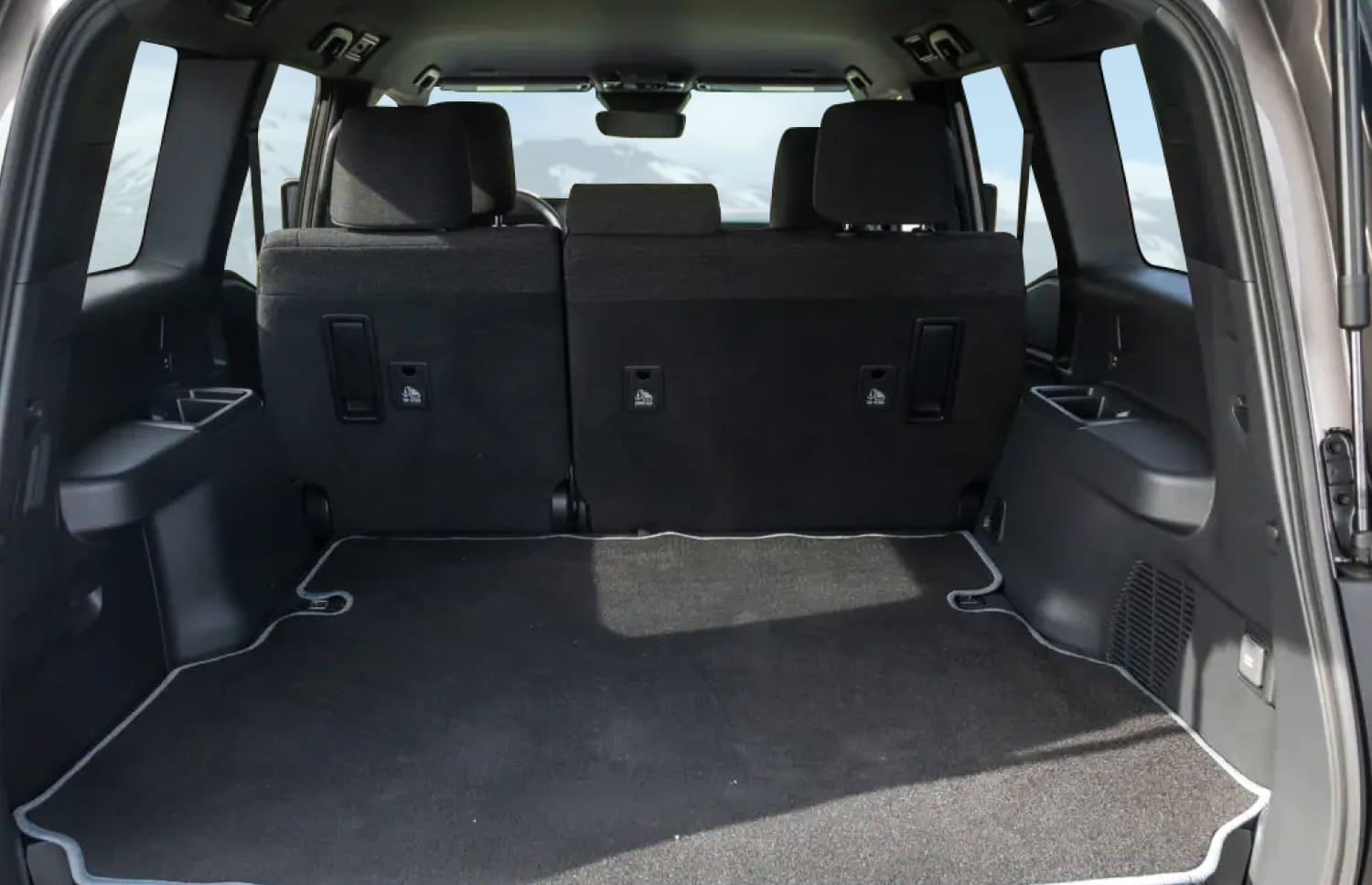Toyota Land Cruiser 250 blanc, SUV 4x4 avec boîte automatique, 7 places, chargeur USB, Bluetooth et sièges chauffants, idéal pour les aventures tout-terrain en Islande.