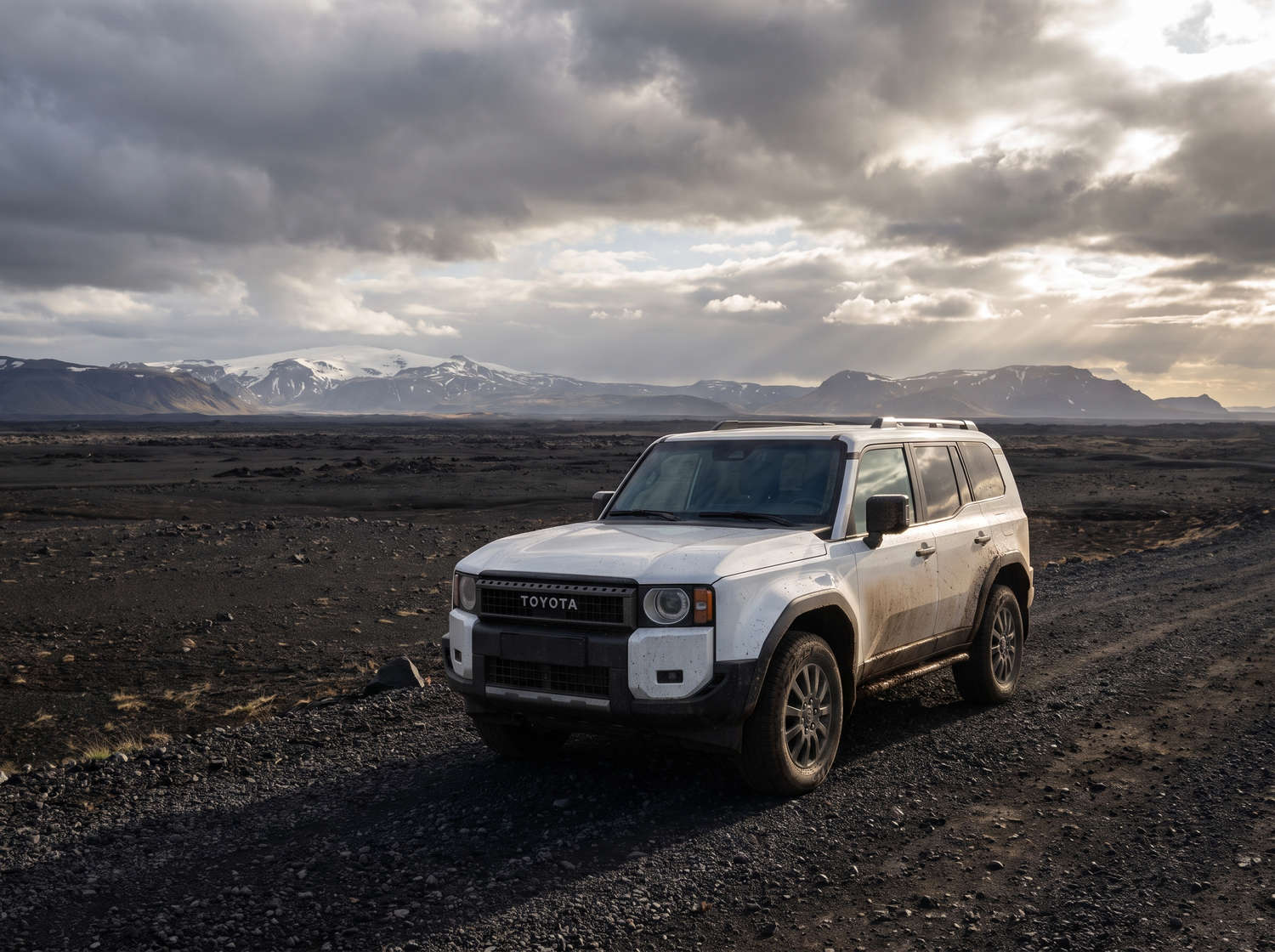 Toyota Land Cruiser 250 blanc, SUV 4x4 avec boîte automatique, 7 places, chargeur USB, Bluetooth et sièges chauffants, idéal pour les aventures tout-terrain en Islande.