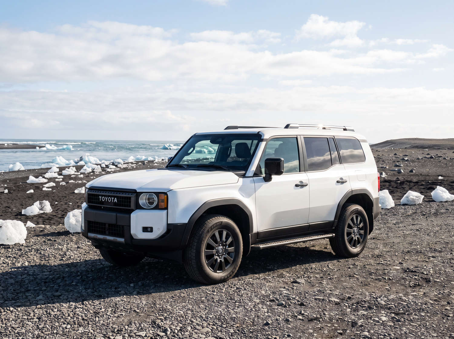 Toyota Land Cruiser 250 blanc, SUV 4x4 avec boîte automatique, 7 places, chargeur USB, Bluetooth et sièges chauffants, idéal pour les aventures tout-terrain en Islande.