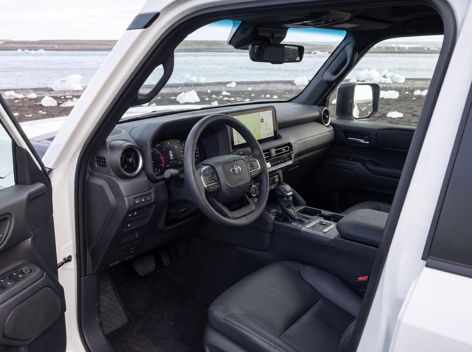 Toyota Land Cruiser 250 blanc, SUV 4x4 avec boîte automatique, 7 places, chargeur USB, Bluetooth et sièges chauffants, idéal pour les aventures tout-terrain en Islande.