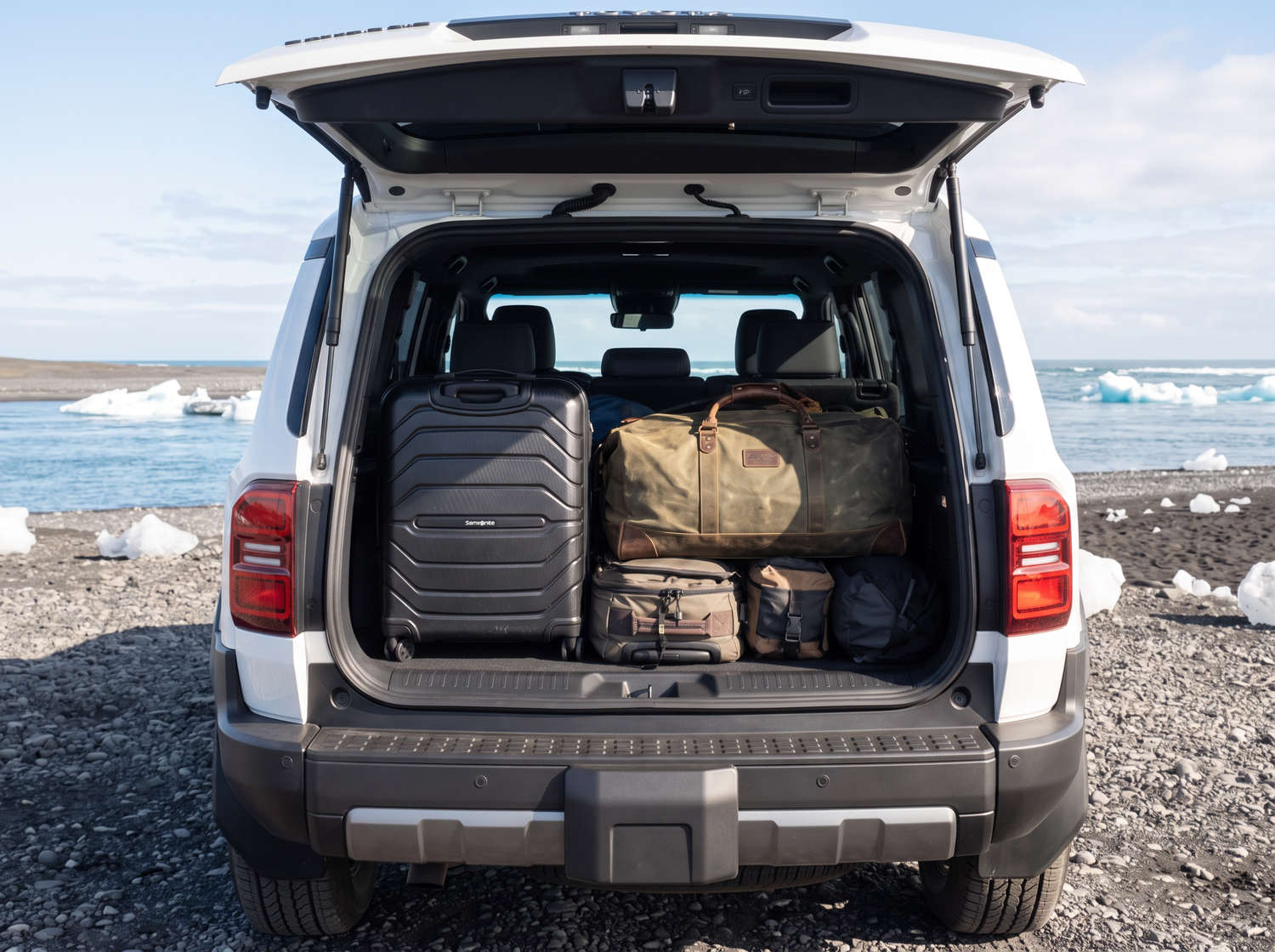 Toyota Land Cruiser 250 blanc, SUV 4x4 avec boîte automatique, 7 places, chargeur USB, Bluetooth et sièges chauffants, idéal pour les aventures tout-terrain en Islande.