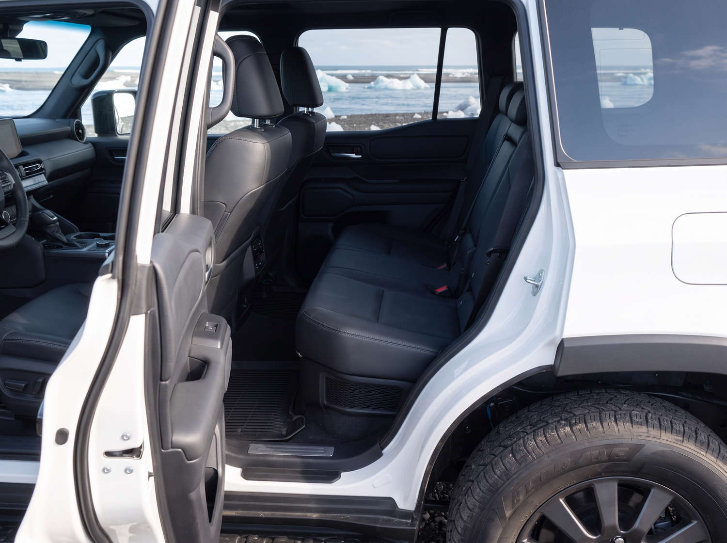 Toyota Land Cruiser 250 blanc, SUV 4x4 avec boîte automatique, 7 places, chargeur USB, Bluetooth et sièges chauffants, idéal pour les aventures tout-terrain en Islande.