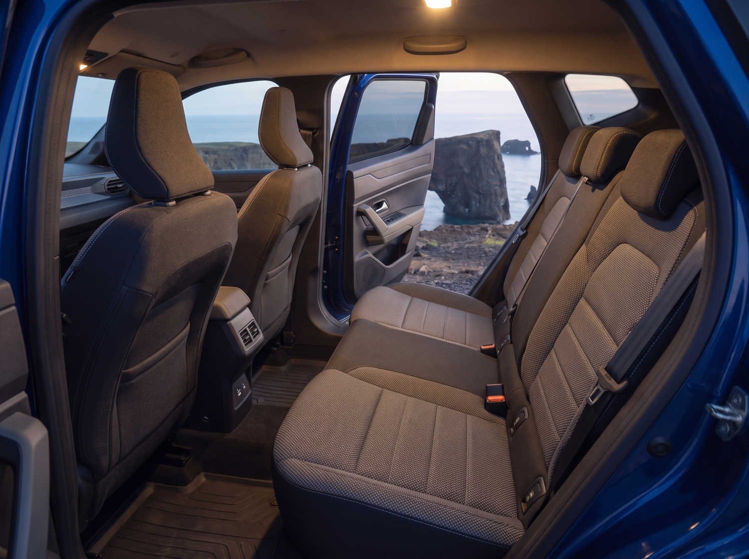 Dacia Bigster bleu avec boîte manuelle et transmission intégrale, 5 places et capacité pour 4 bagages, conçu pour les routes accidentées d’Islande avec confort.