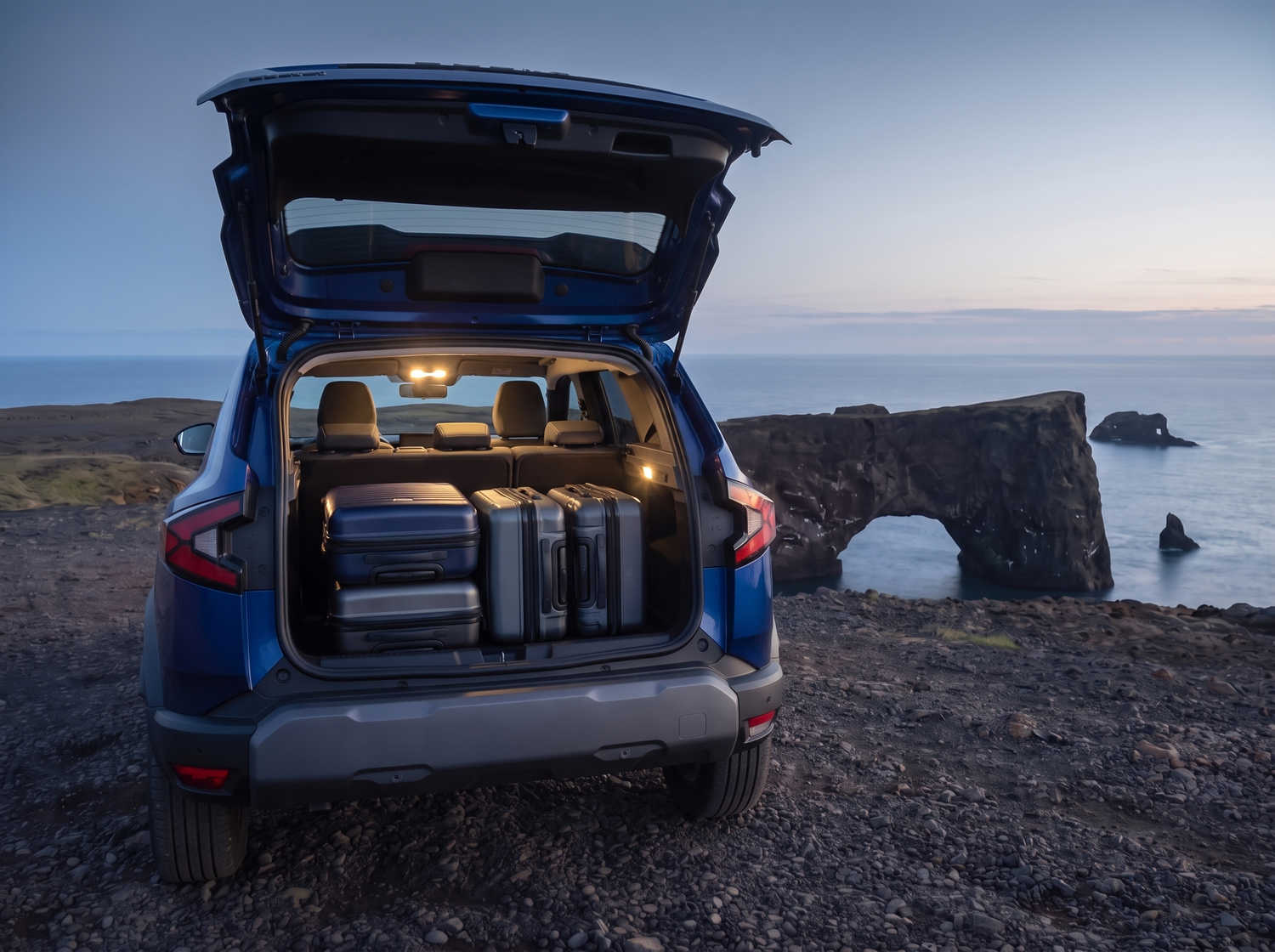 Dacia Bigster bleu avec boîte manuelle et transmission intégrale, 5 places et capacité pour 4 bagages, conçu pour les routes accidentées d’Islande avec confort.