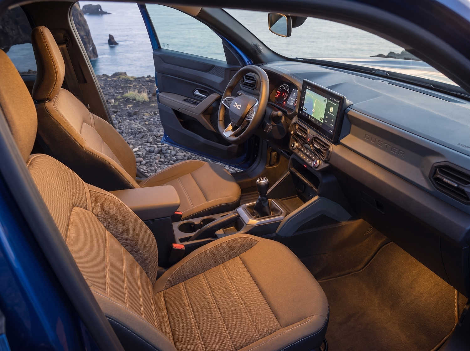 Dacia Bigster bleu avec boîte manuelle et transmission intégrale, 5 places et capacité pour 4 bagages, conçu pour les routes accidentées d’Islande avec confort.