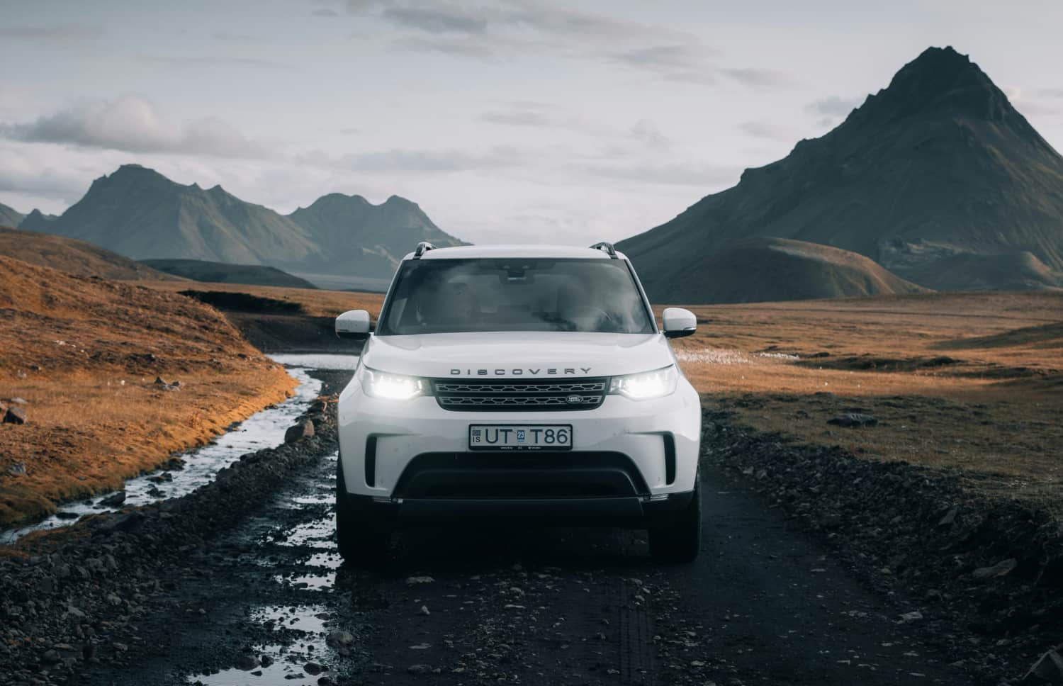 Land Rover Discovery 5 argenté, SUV 4x4 avec boîte automatique, 5 places, GPS, caméra de recul, chargeur USB, Bluetooth et sièges chauffants, idéal pour voyager en Islande.