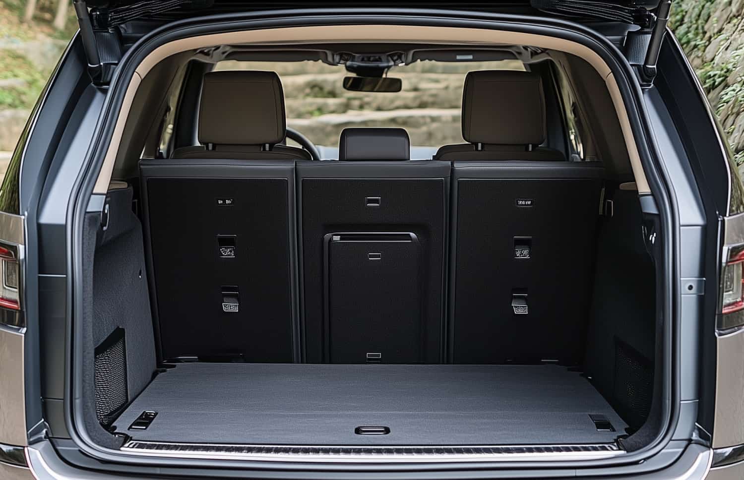 Land Rover Discovery 5 argenté, SUV 4x4 avec boîte automatique, 5 places, GPS, caméra de recul, chargeur USB, Bluetooth et sièges chauffants, idéal pour voyager en Islande.