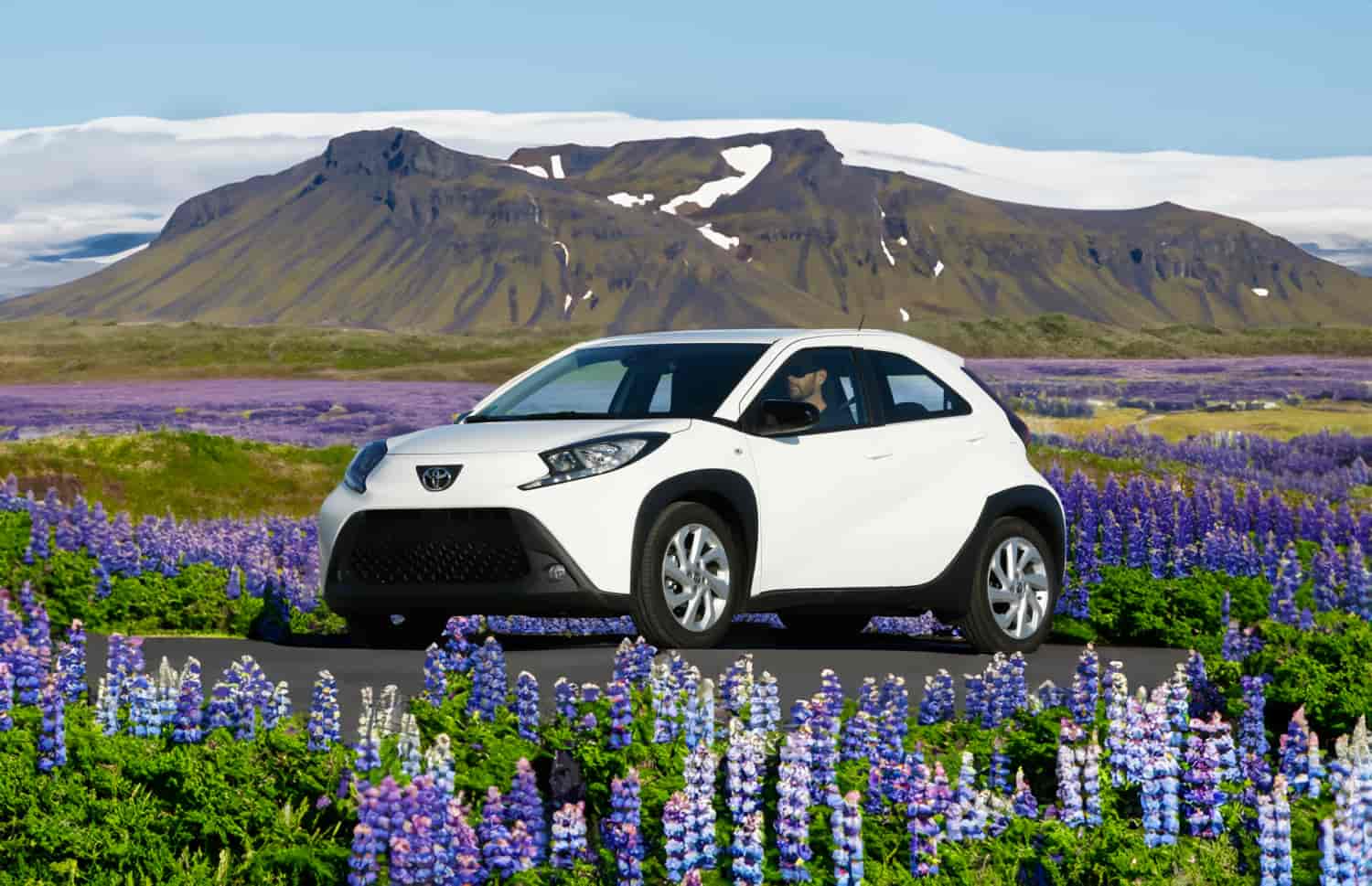 Toyota Aygo compacte gris métallisé avec boîte manuelle, parfaite pour 4 passagers, idéale pour la conduite en ville en Islande.
