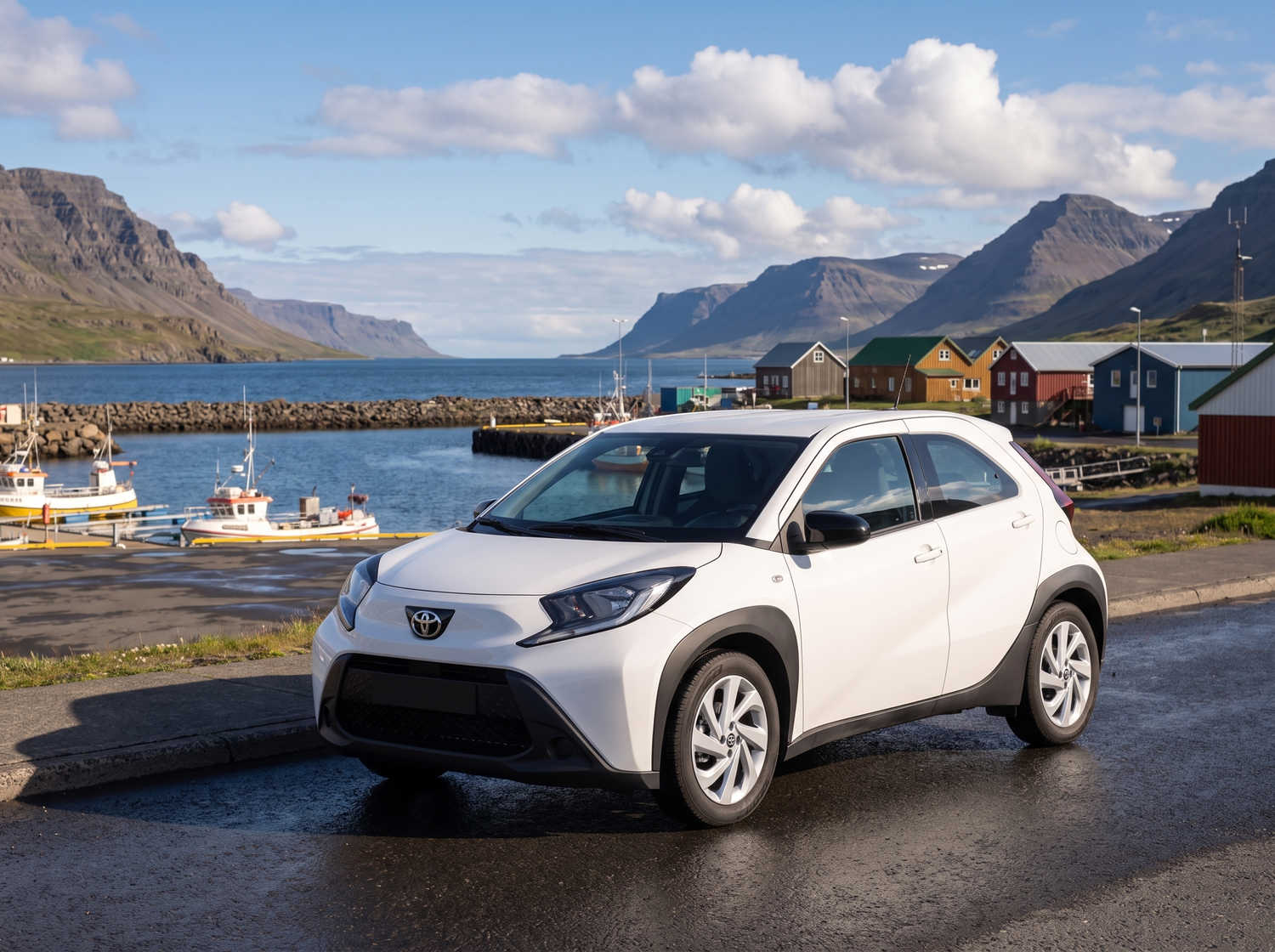 Toyota Aygo compacte gris métallisé avec boîte manuelle, parfaite pour 4 passagers, idéale pour la conduite en ville en Islande.