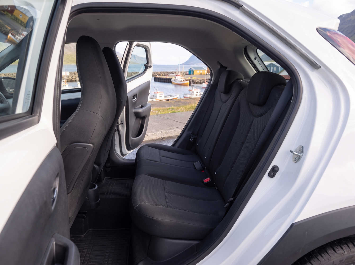 Toyota Aygo compacte gris métallisé avec boîte manuelle, parfaite pour 4 passagers, idéale pour la conduite en ville en Islande.