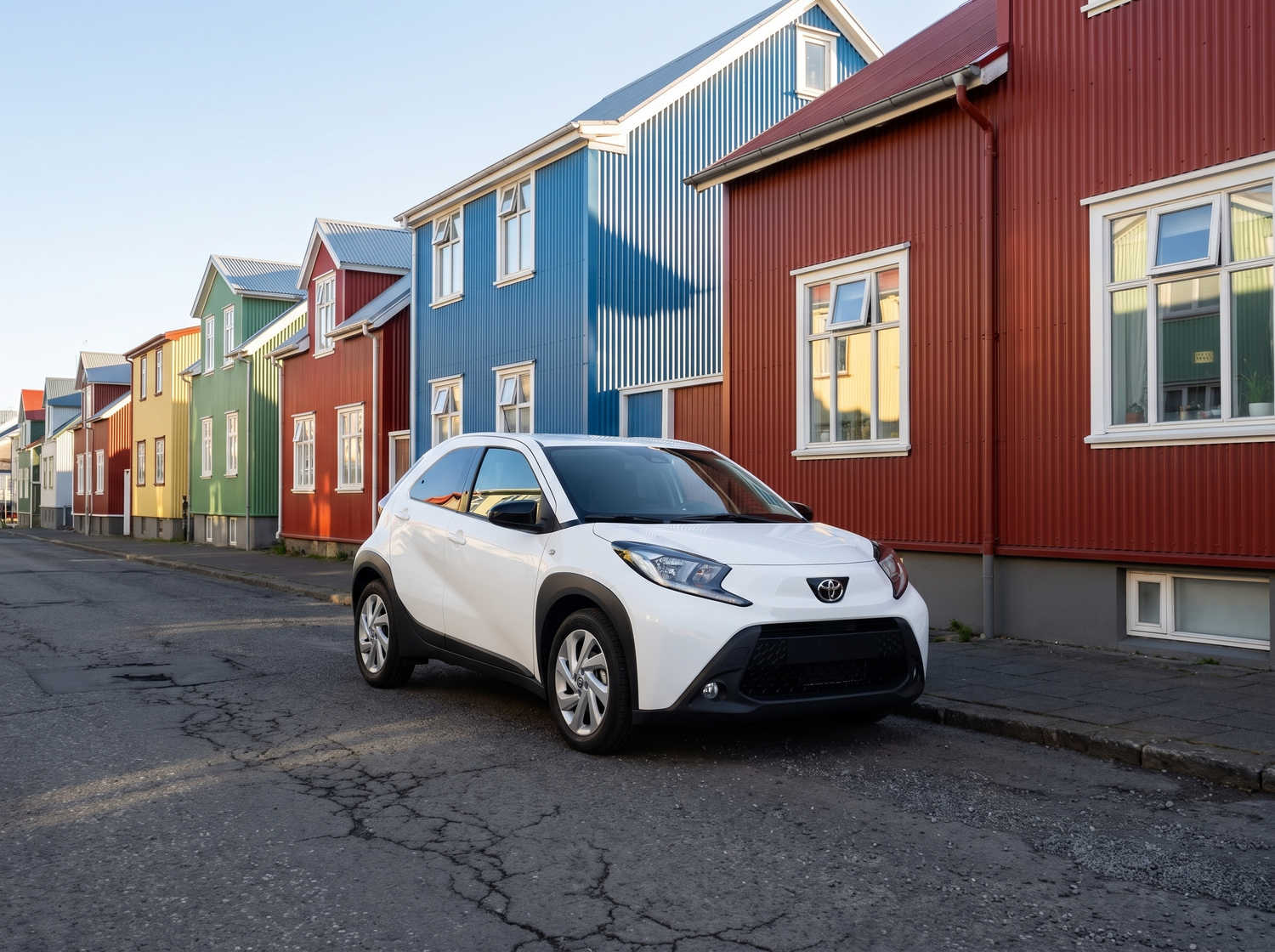 Toyota Aygo compacte gris métallisé avec boîte manuelle, parfaite pour 4 passagers, idéale pour la conduite en ville en Islande.