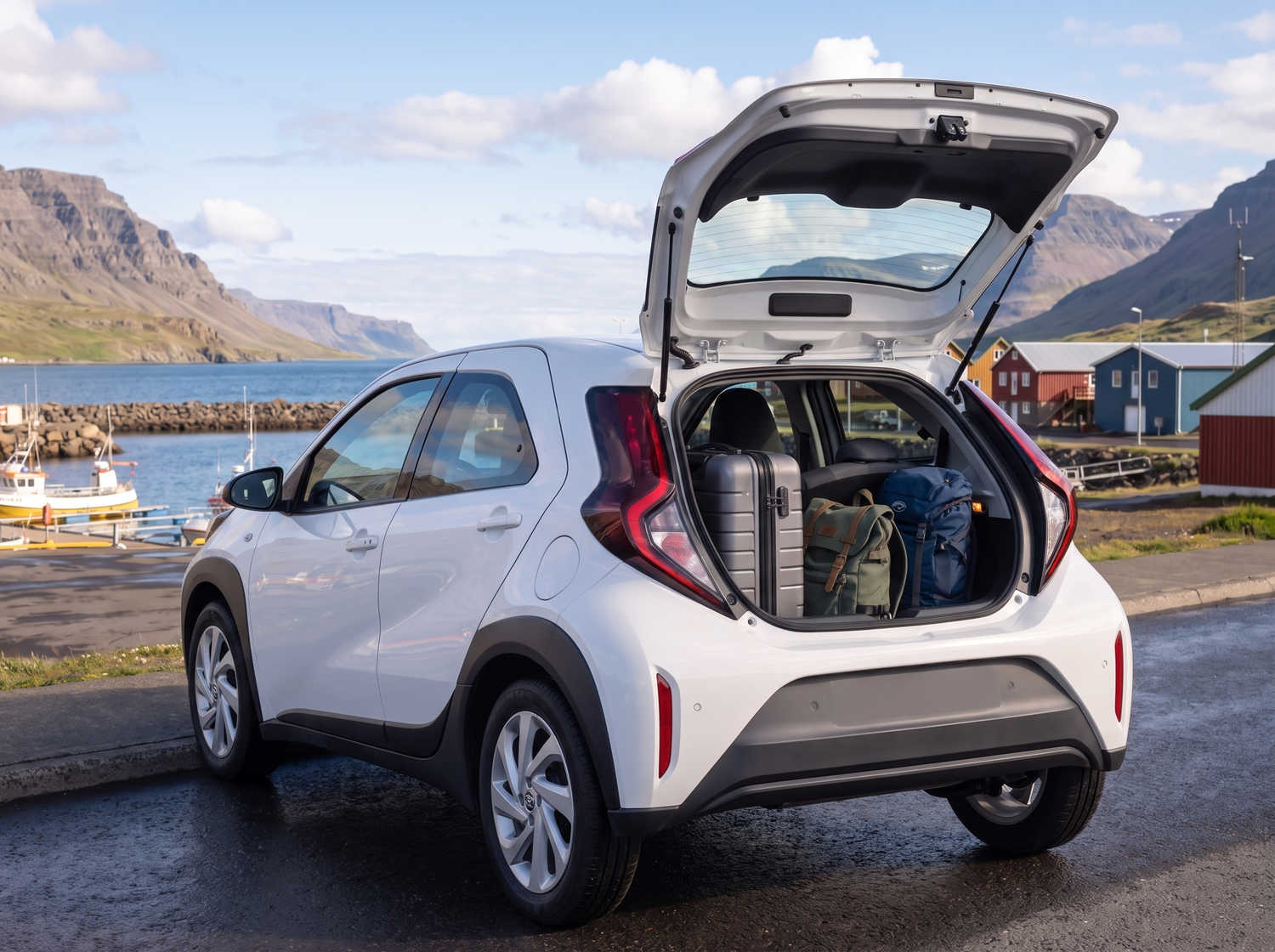 Toyota Aygo compacte gris métallisé avec boîte manuelle, parfaite pour 4 passagers, idéale pour la conduite en ville en Islande.