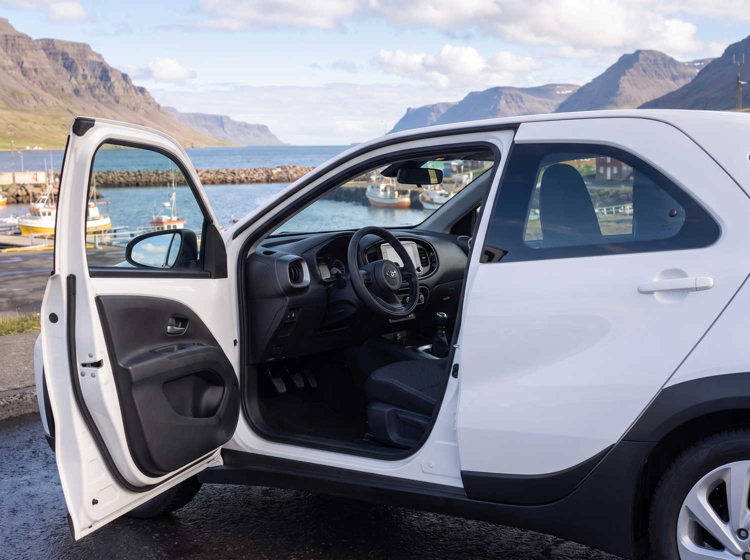 Toyota Aygo compacte gris métallisé avec boîte manuelle, parfaite pour 4 passagers, idéale pour la conduite en ville en Islande.