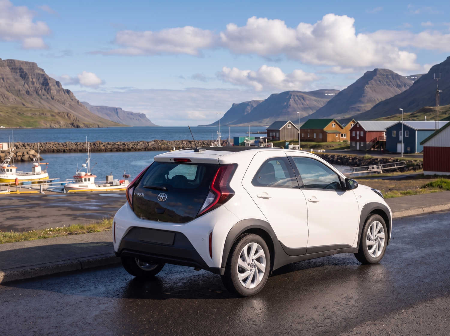 Toyota Aygo compacte gris métallisé avec boîte manuelle, parfaite pour 4 passagers, idéale pour la conduite en ville en Islande.