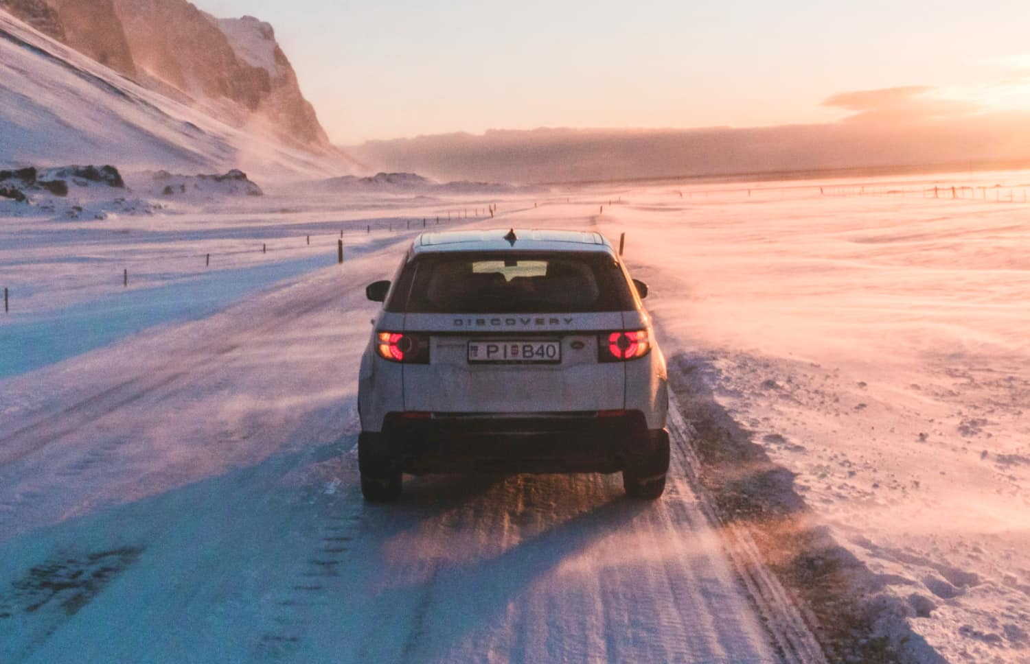 Land Rover Discovery Sport blanc, SUV 4x4 avec boîte automatique, GPS, caméra de recul et sièges chauffants, idéal pour 5 passagers en Islande.