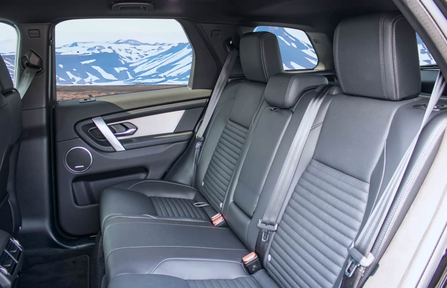 Land Rover Discovery Sport blanc, SUV 4x4 avec boîte automatique, GPS, caméra de recul et sièges chauffants, idéal pour 5 passagers en Islande.